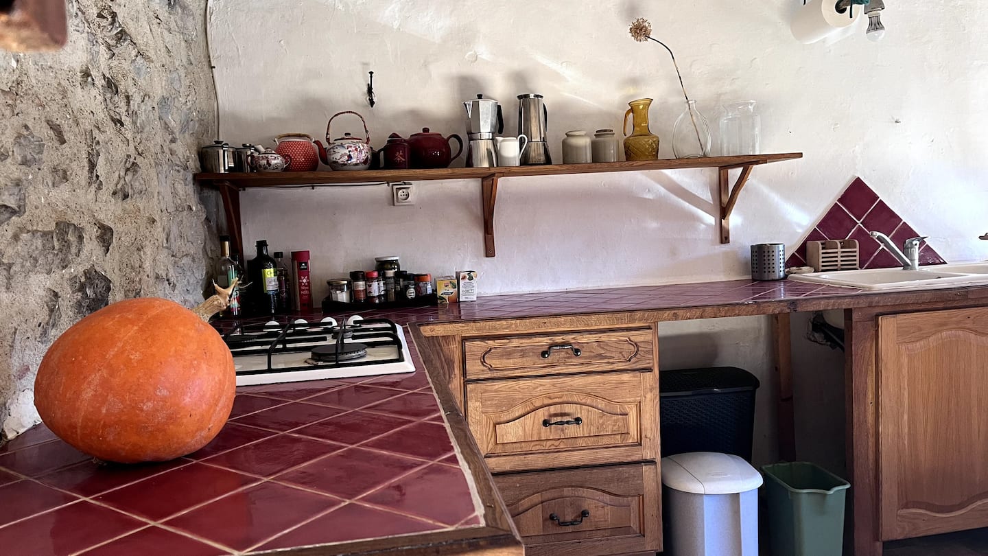 Cuisine en pierre, bois et faïence de la Grande Maison