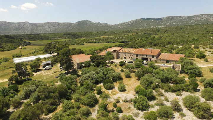 Vue aérienne de la Grande Maison au cœur de l’Écodomaine de la Belle Auriole