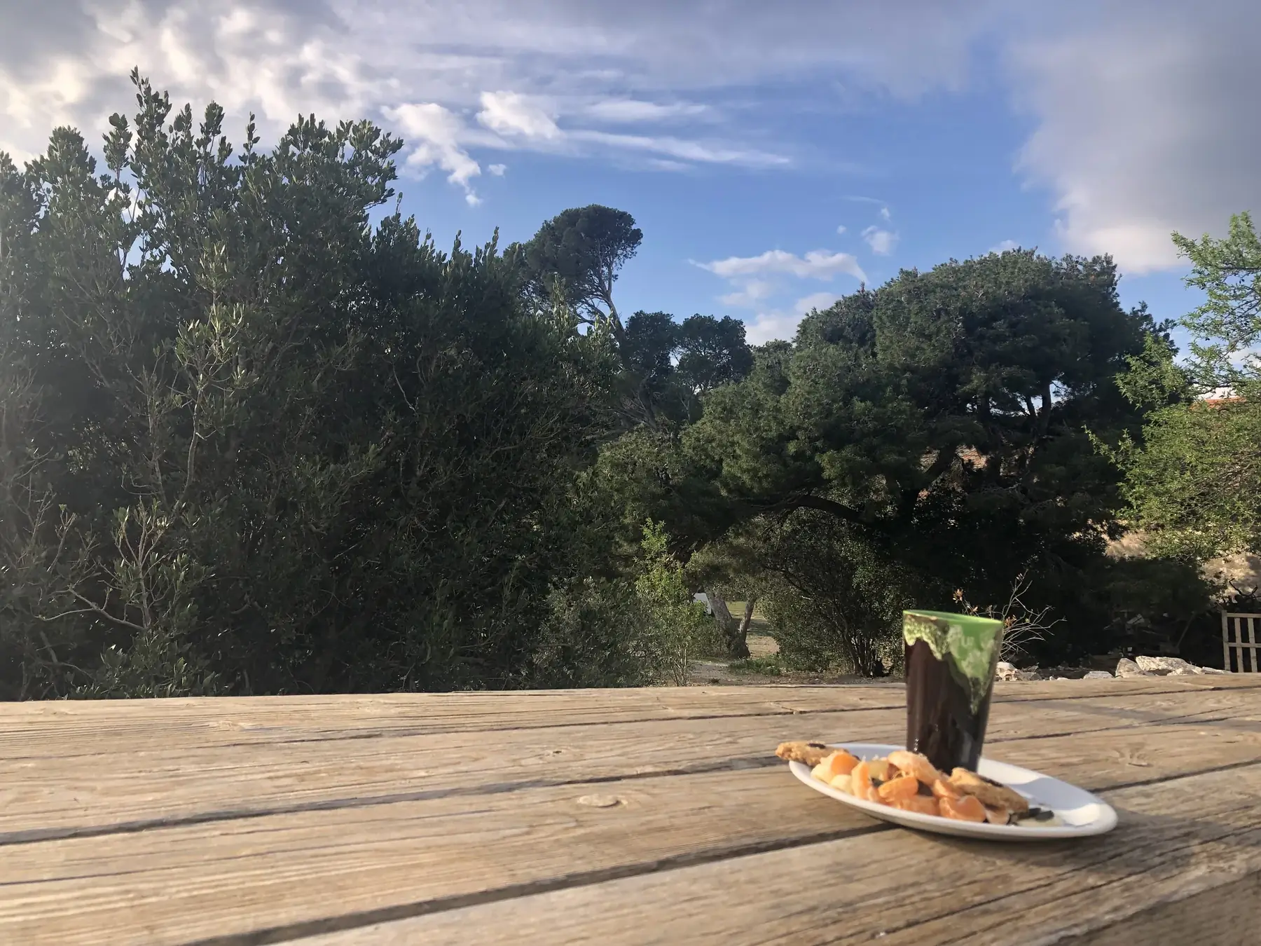 Jus vert et collation servis face au paysage