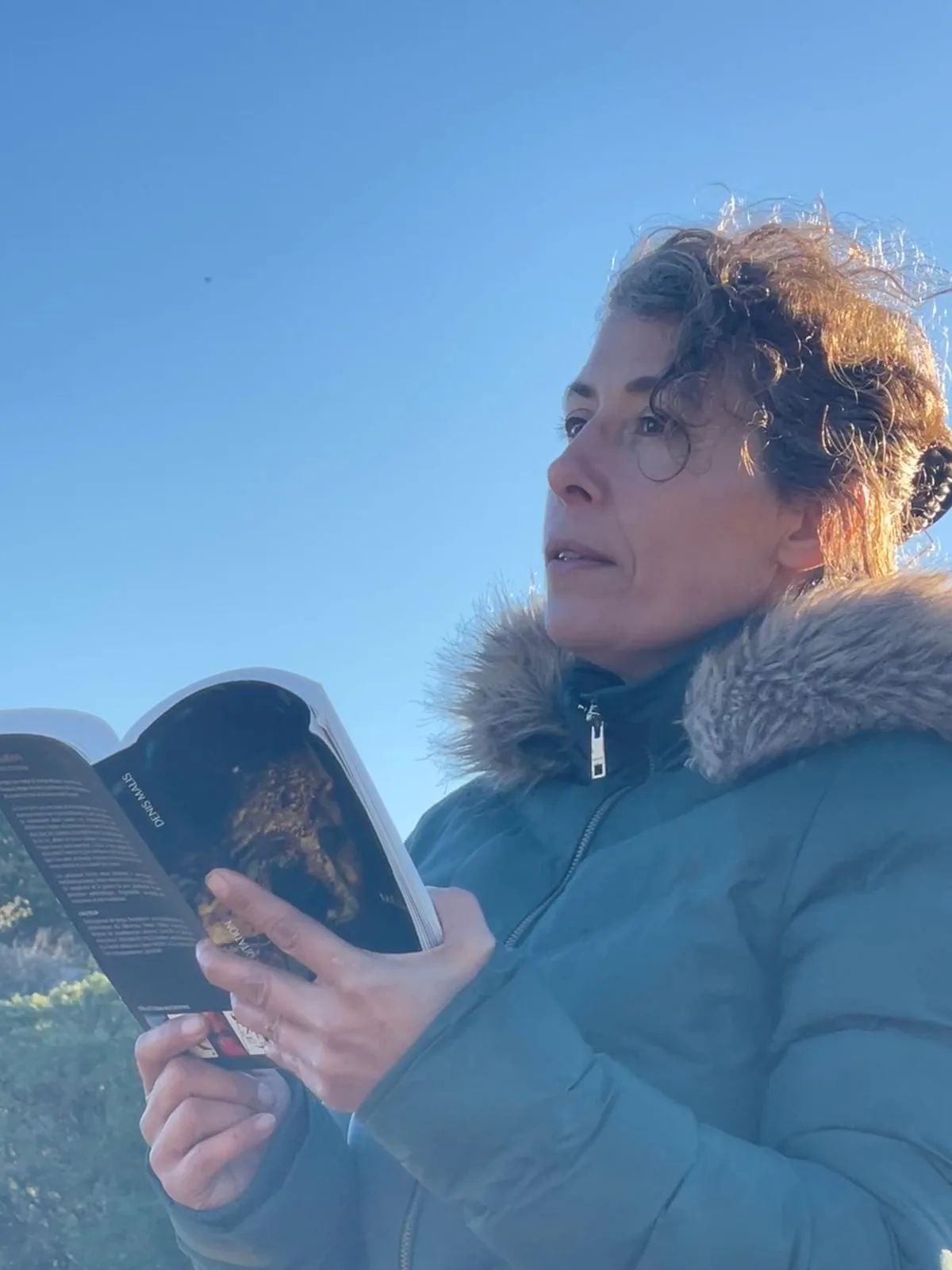 Stéphanie Quaranta lisant en plein air